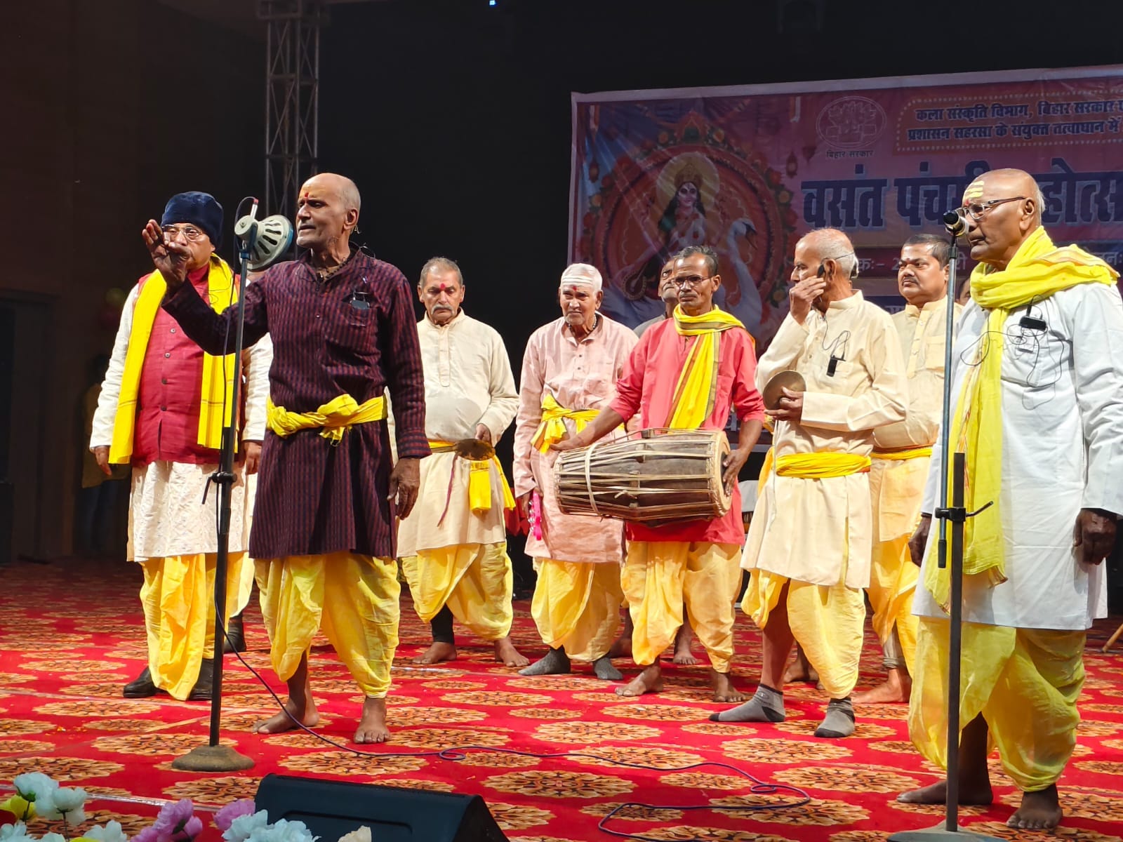 कार्यक्रम का उद्घाटन करते अतिथिगण एवं कार्यक्रम में प्रस्तुति देते कलाकार