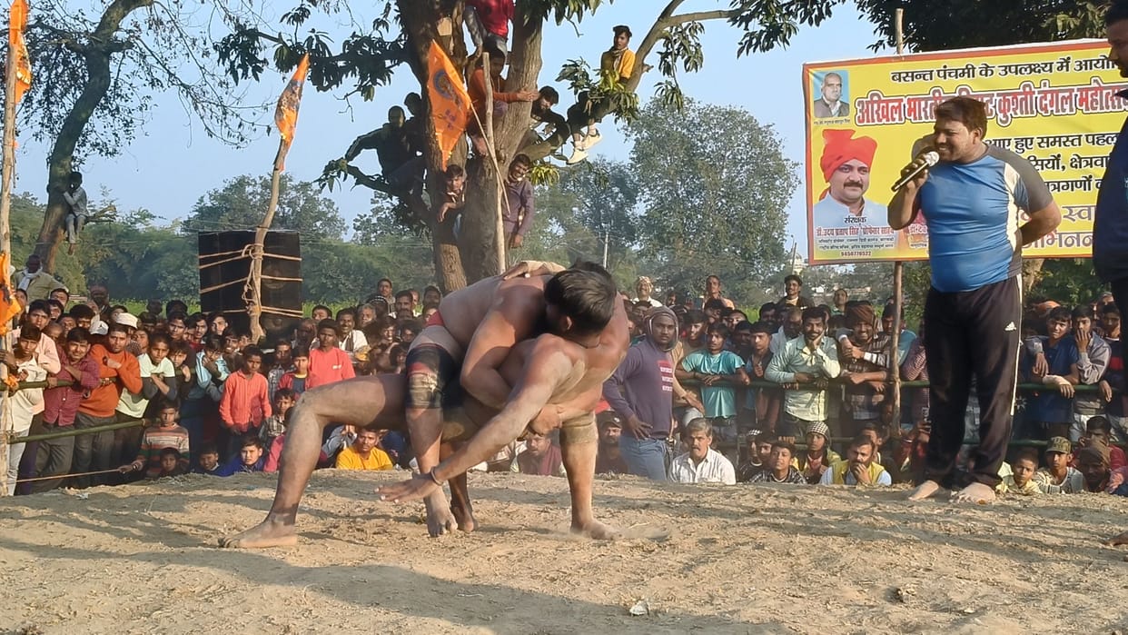Sandeep pinned Tiger to the mat with a Dhobi Pachhad move