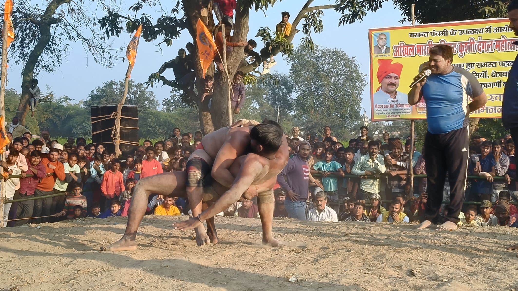 कोटवाधाम क्षेत्र के खजुरी गांव आयोजित दंगल प्रतियोगिता में  पीठ के बल पटखनी देता पहलवान। 