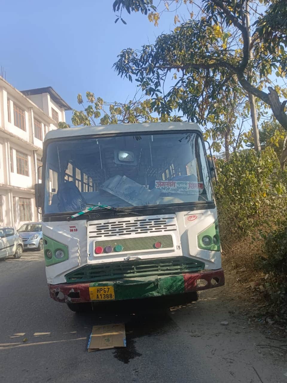 खरबाड़ स्कूल के पास हांफी एचआरटीसी बस