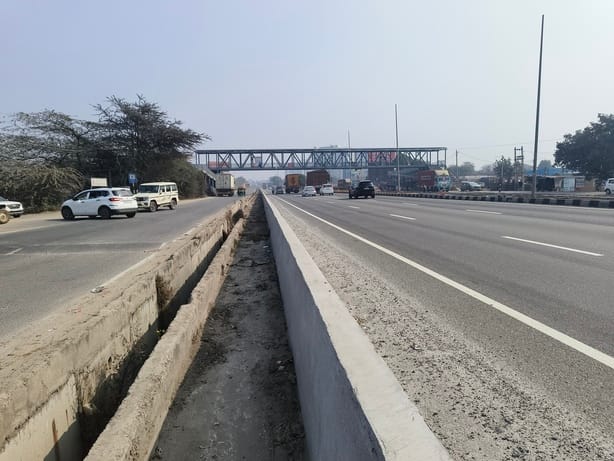Villagers upset due to lack of cut near foot overbridge in Kharkhada