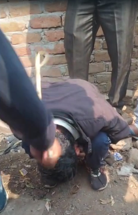 People made the accused of mobile theft stand like a rooster and beat them with sticks.