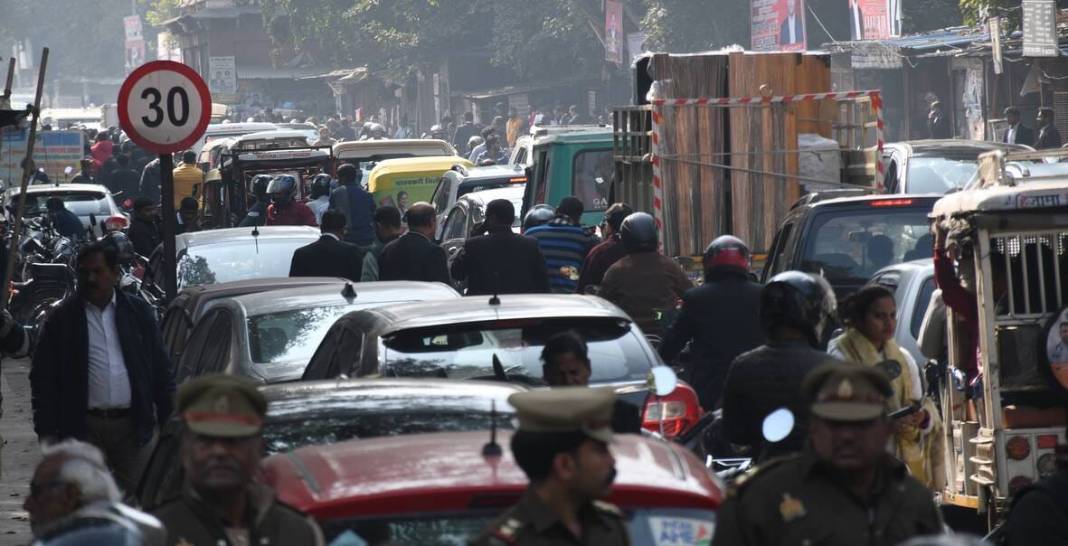 The police were busy escorting guests' vehicles out, leaving the public in a state of distress.