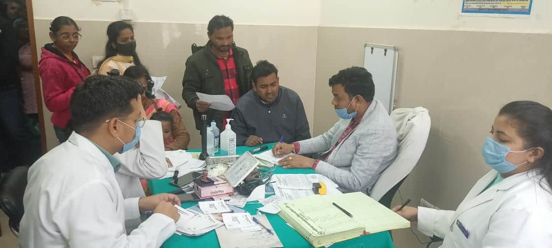 महर्षि देवरहा बाबा मेडिकल कालेज की ओपीडी में मरीज देख रहे असिस्टेंट प्रोफेसर डॉ. प्रदीप गुप्त