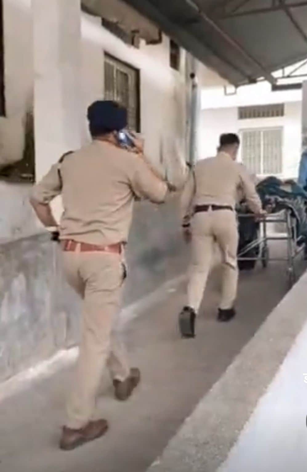 शव का पोस्टमार्टम कराने ले जाती पुलिस