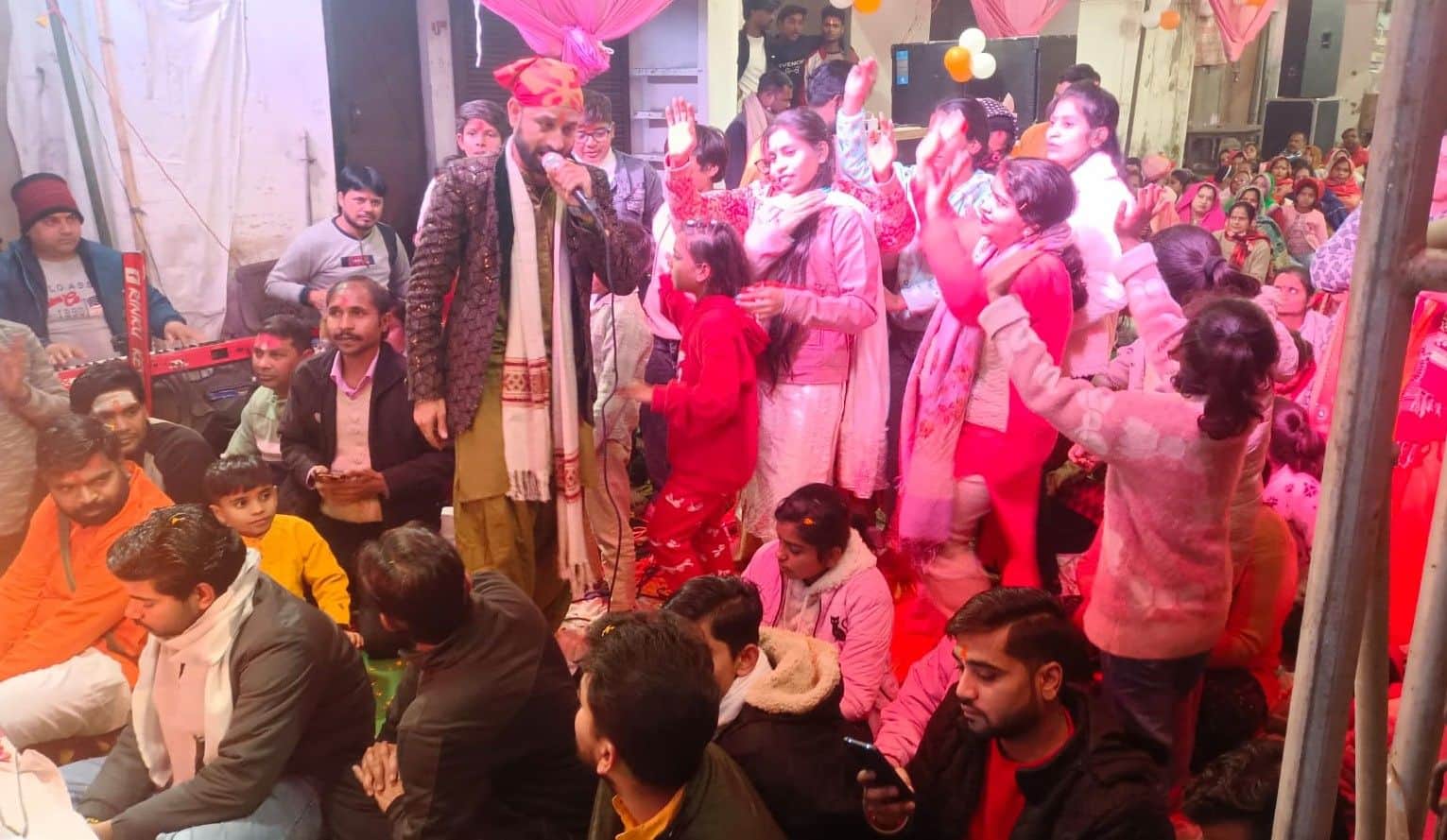 निगोही रोड पर आयोजित जागरण में बालाजी महाराज के भजनों पर झूम उठे श्रद्धालु। संवाद