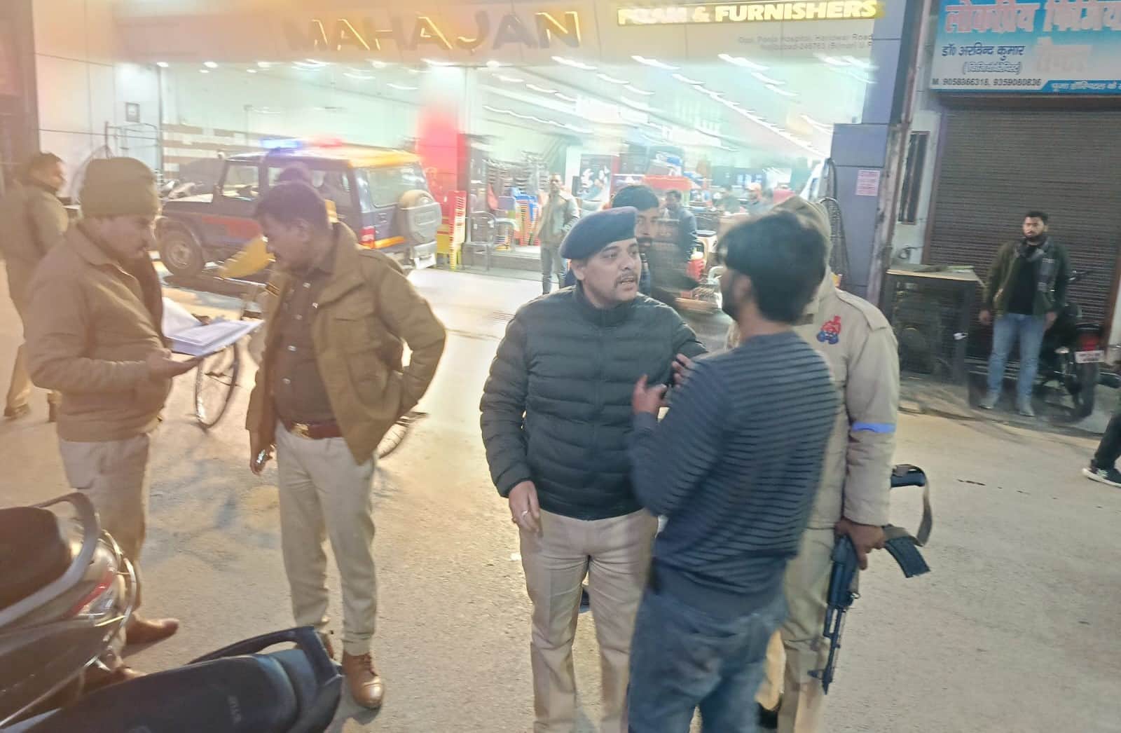 नजीबाबाद में अस्पताल पहुंचने पर परिजनों से जानकारी करती पुलिस। संवाद