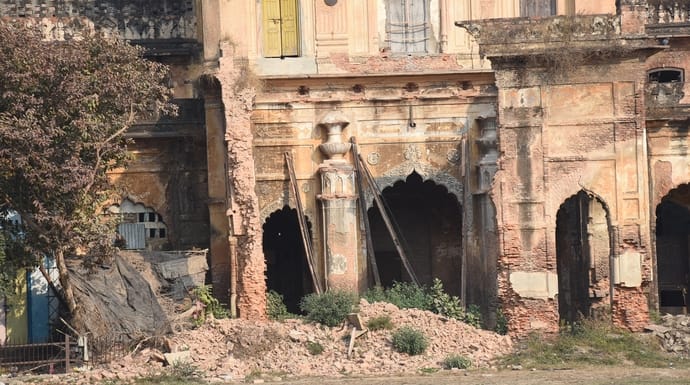 The Rifa-e-Aam building, which witnessed the Nawabi era and the freedom struggle, is now in a dilapidated condition.
