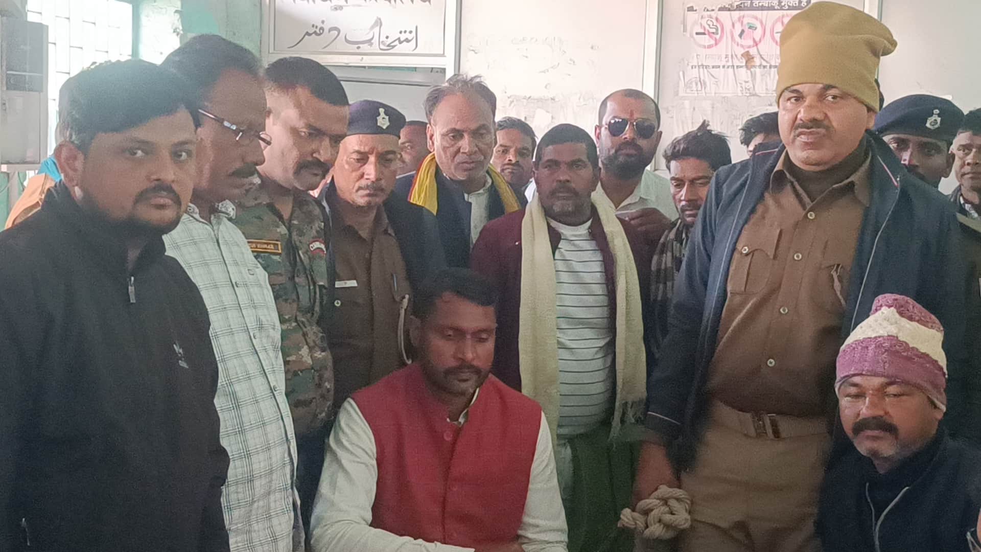 पुलिस अभिरक्षा में नामांकन के दौरान प्रत्याशी जमाल मल्लिक उर्फ बबलू मल्लिक