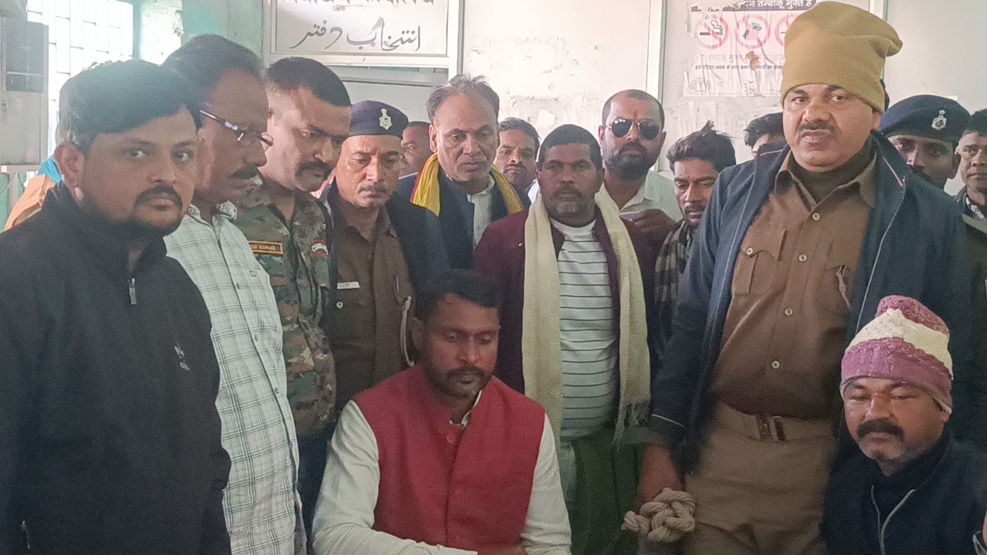पुलिस अभिरक्षा में नामांकन के दौरान प्रत्याशी जमाल मल्लिक उर्फ बबलू मल्लिक