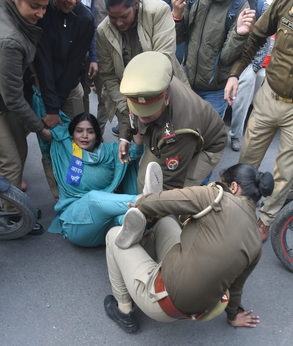 AAP workers scuffle with police during protest