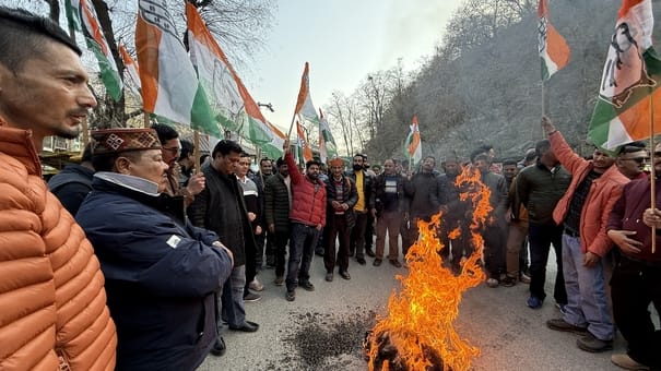 Congress protests in Manali, effigy of former CM Jairam burnt