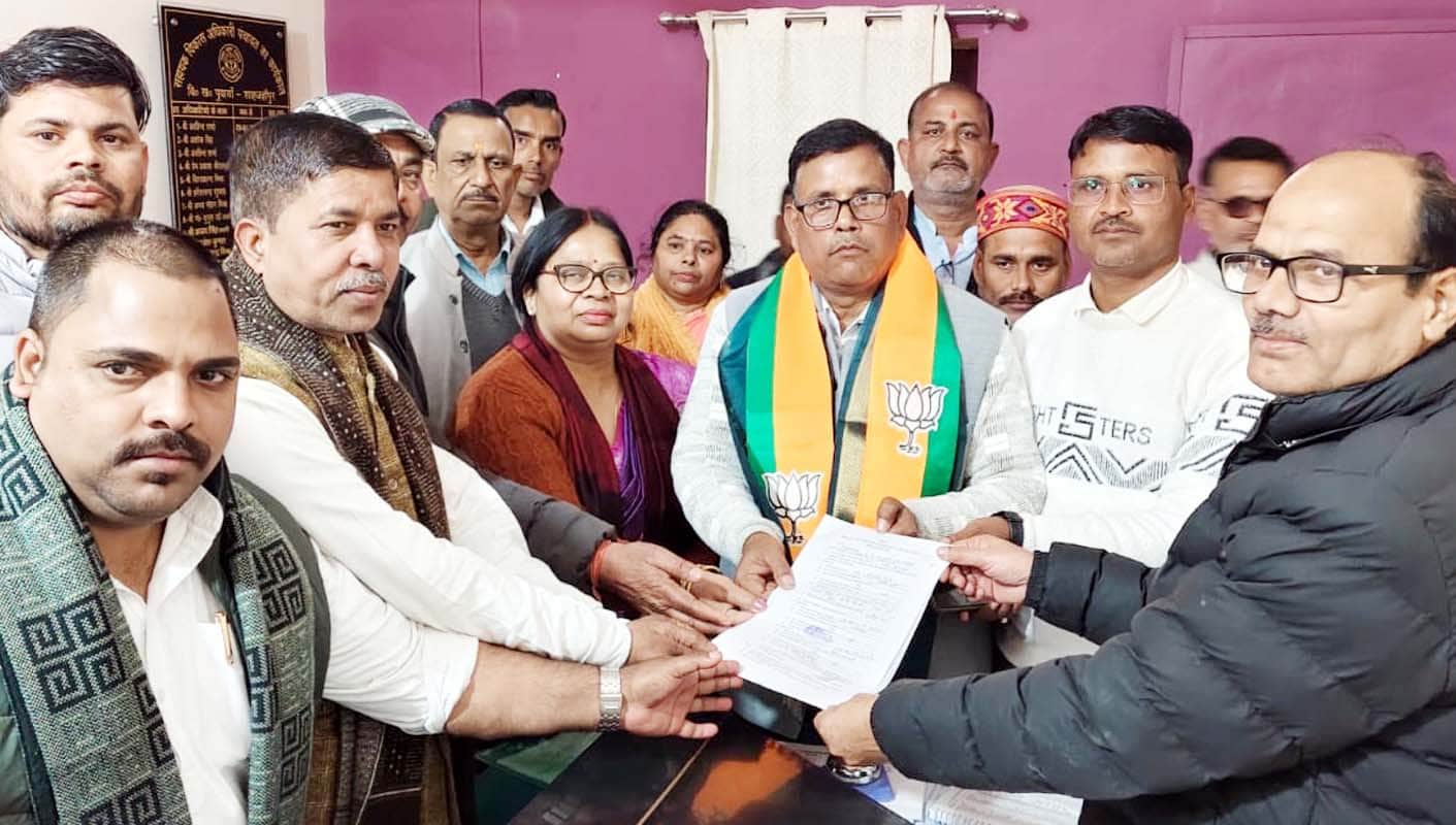 पुवायां में ग्राम्य विकास बैंक के शाखा प्रतिनिधि पद के लिए नामांकन दाखिल करते सर्वेश शर्मा। स