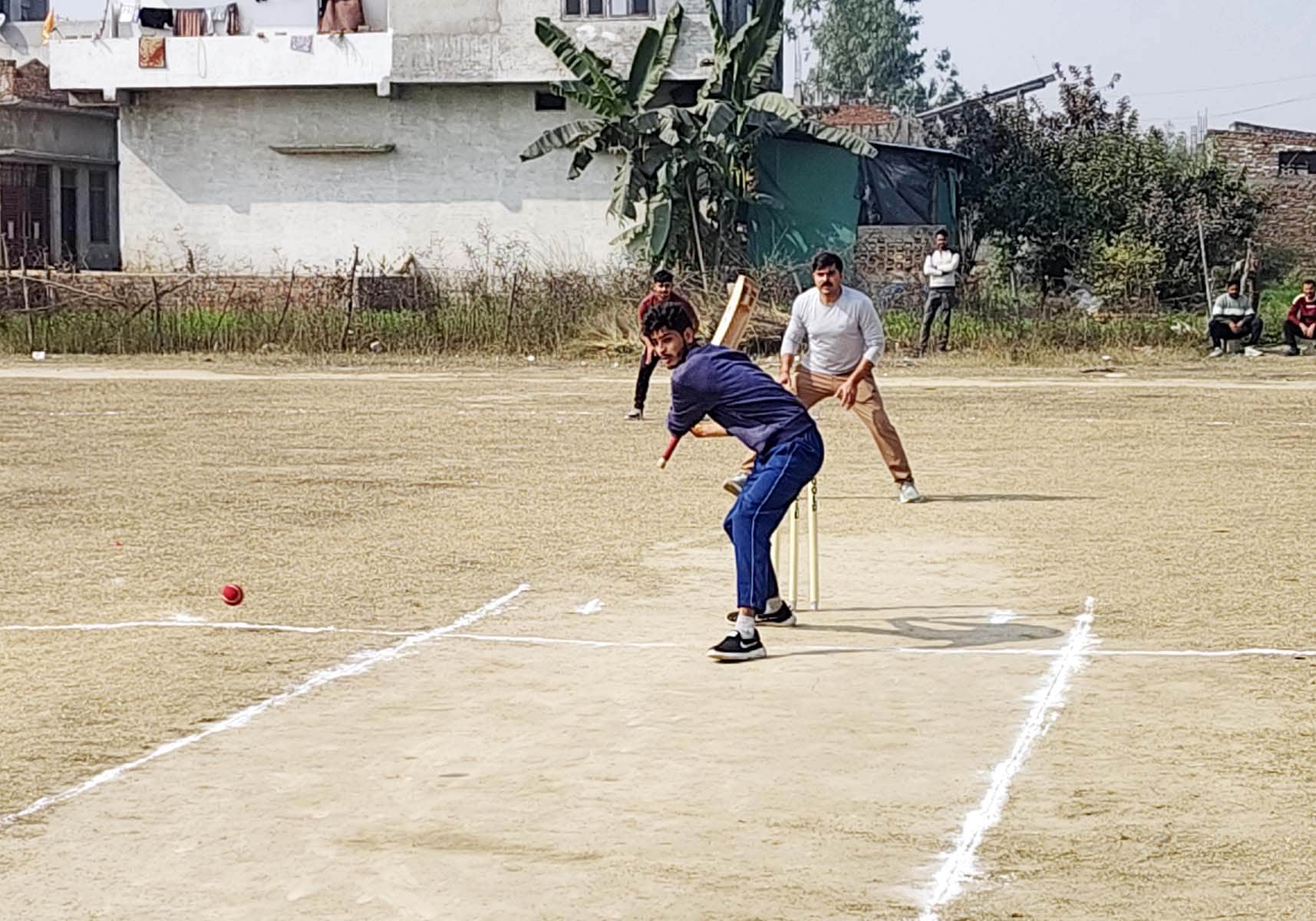 पुवायां प्रीमियर लीग में शॉट लगाता खिलाड़ी। संवाद