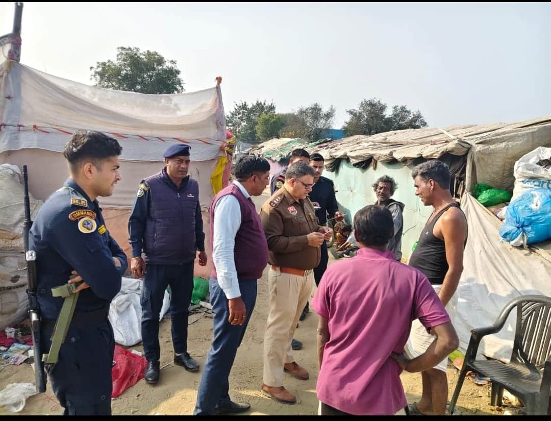 रोहिंग्या व बांग्लादेशी नागरिकों का पता लगाने के लिए जांच करती पुलिस टीम। स्रोत : पुलिस