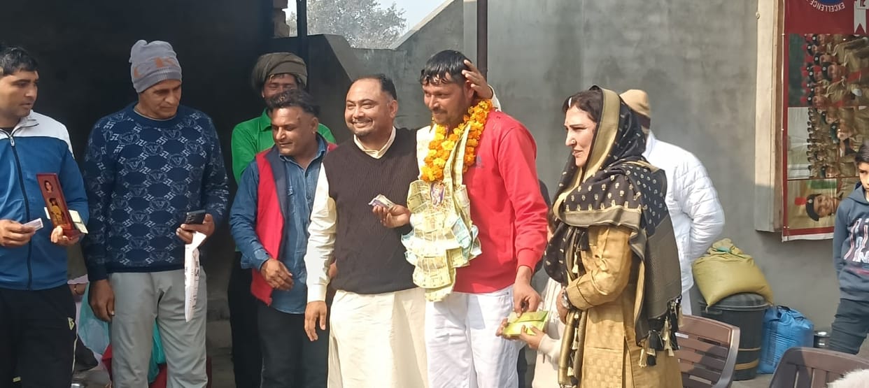 Carrying a 45-kilogram sack, the farmer walked 15 kilometers on the first day and 19 kilometers on the second day, winning three lakh rupees.