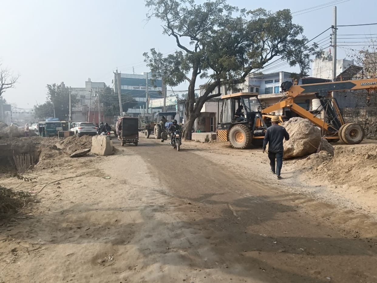 vehicles running during rob construction