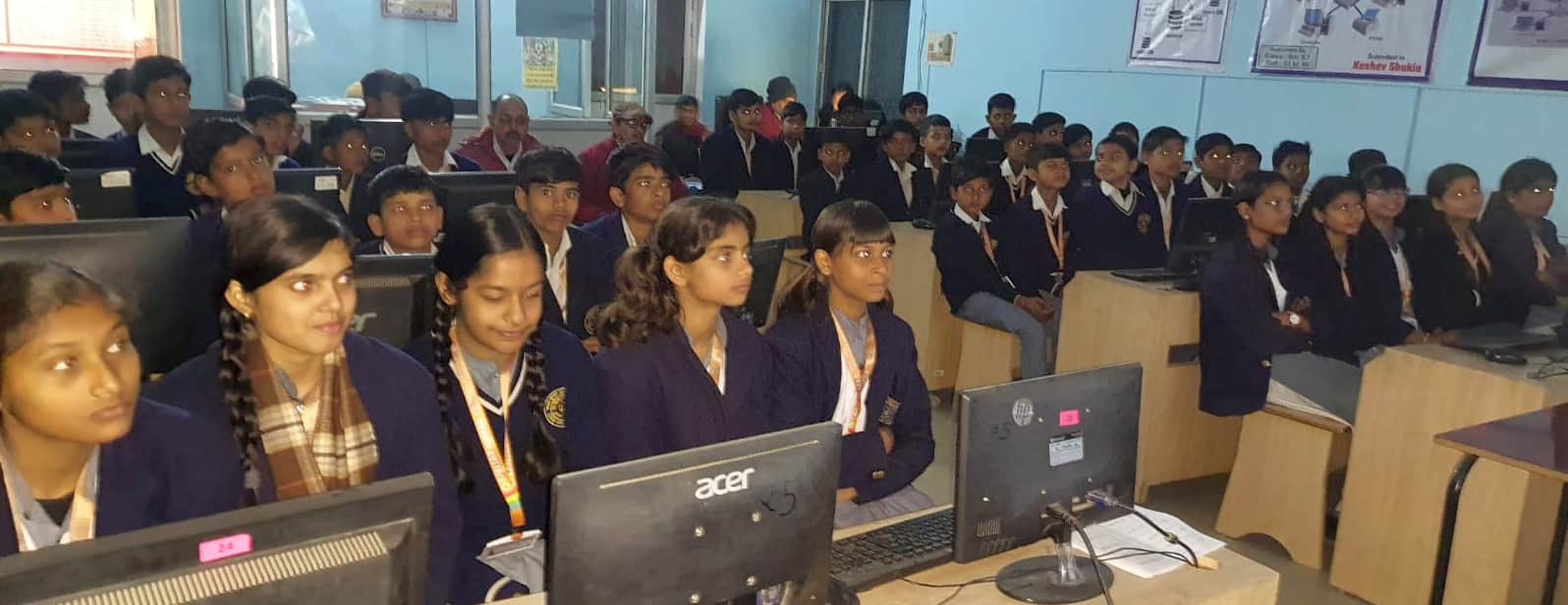 रेती स्थित संजय कुमार सरस्वती विद्या मंदिर इंटर कॉलेज में खुदीराम बोस पर आधारित फिल्म का प्रदर