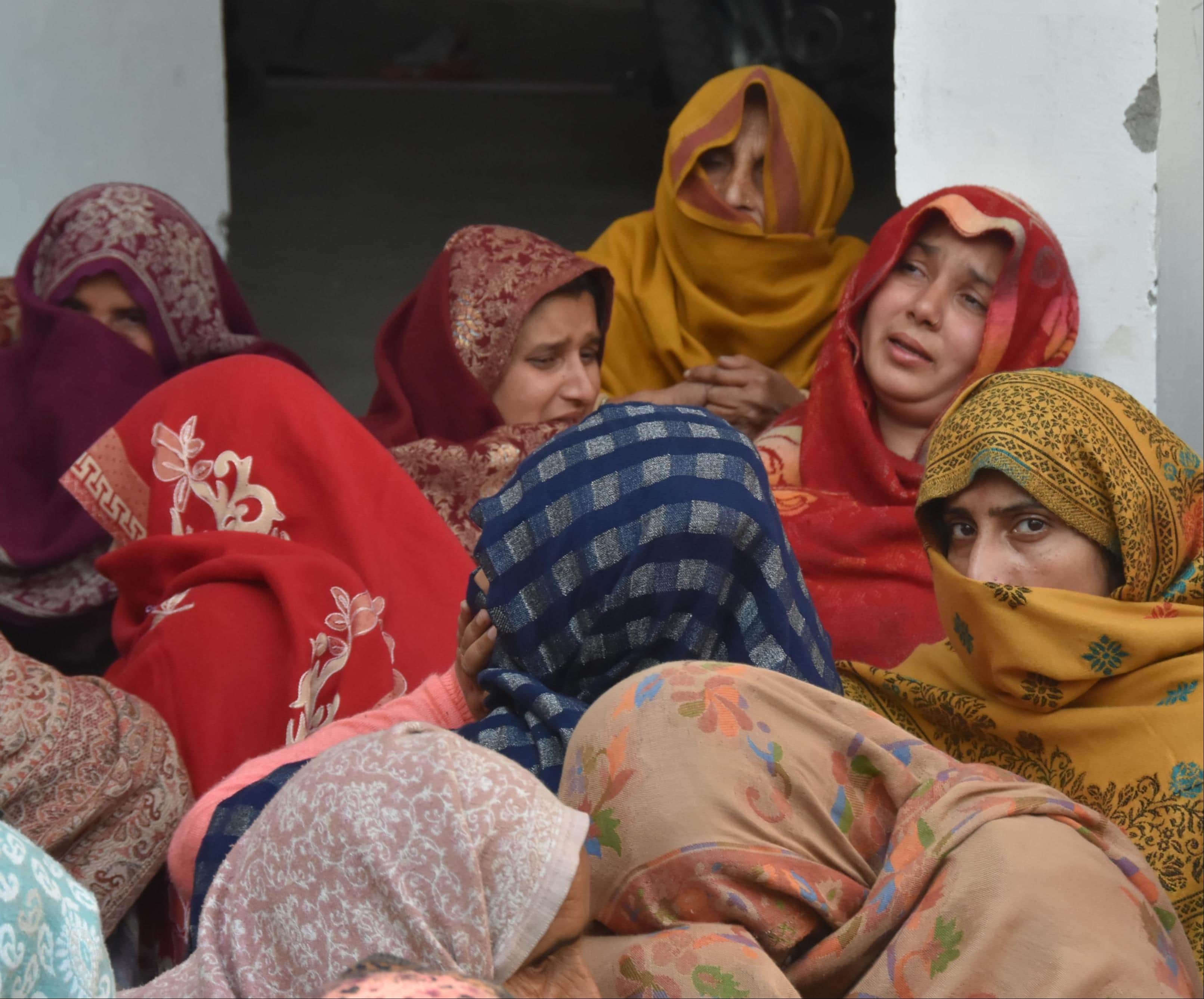 सहारनपुर के सरसावा स्थित कौशिक विहार कॉलोनी में एक ही परिवार के पांच लोगों की मौत के बाद गमजद