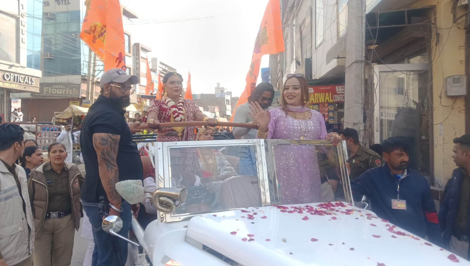 संजू महंत लोगों को आशीर्वाद देते हुए। विज्ञप्ति