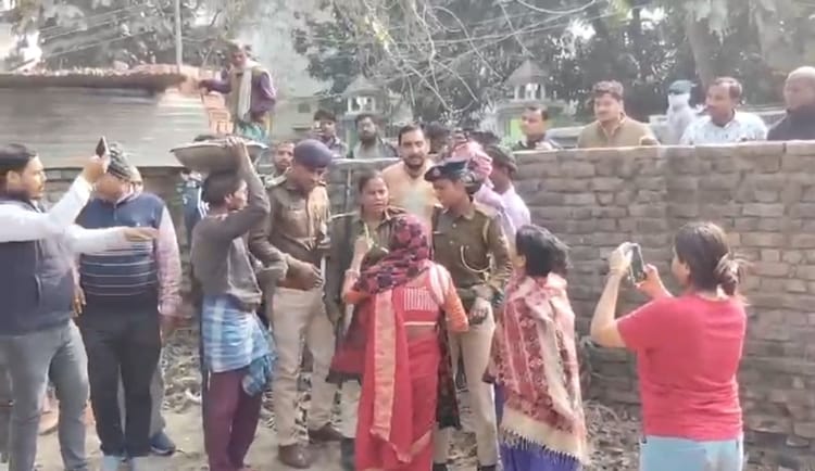 Bihar News: पूर्णिया के महिला कॉलेज जमीन विवाद को लेकर भारी हंगामा, CO के साथ मारपीट; युवती ने लगाए गंभीर आरोप