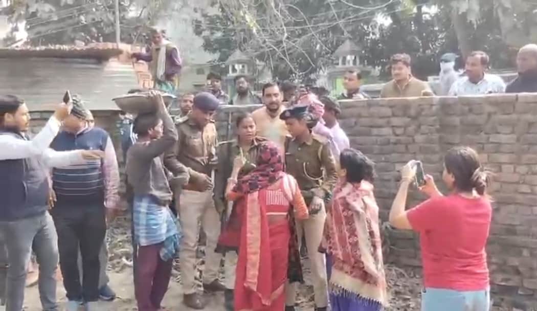 उग्र भीड़ ने की सीओ के साथ मारपीट