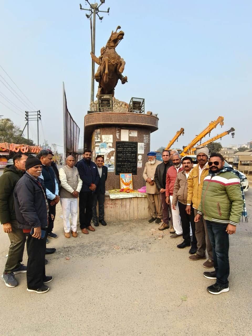 सिरसा। महाराणा प्रताप की 429वीं पुण्यतिथि मनाते हुए समाज के लोग। संस्था।