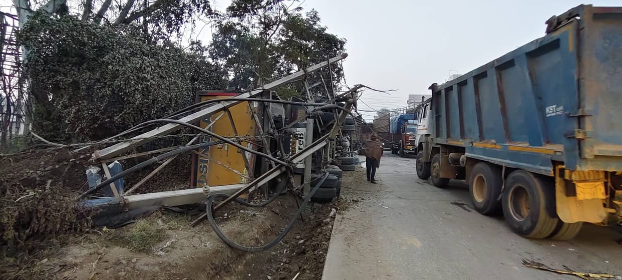 A traffic jam occurred on the Vyaspur-Jagadhri State Highway after a trailer overturned