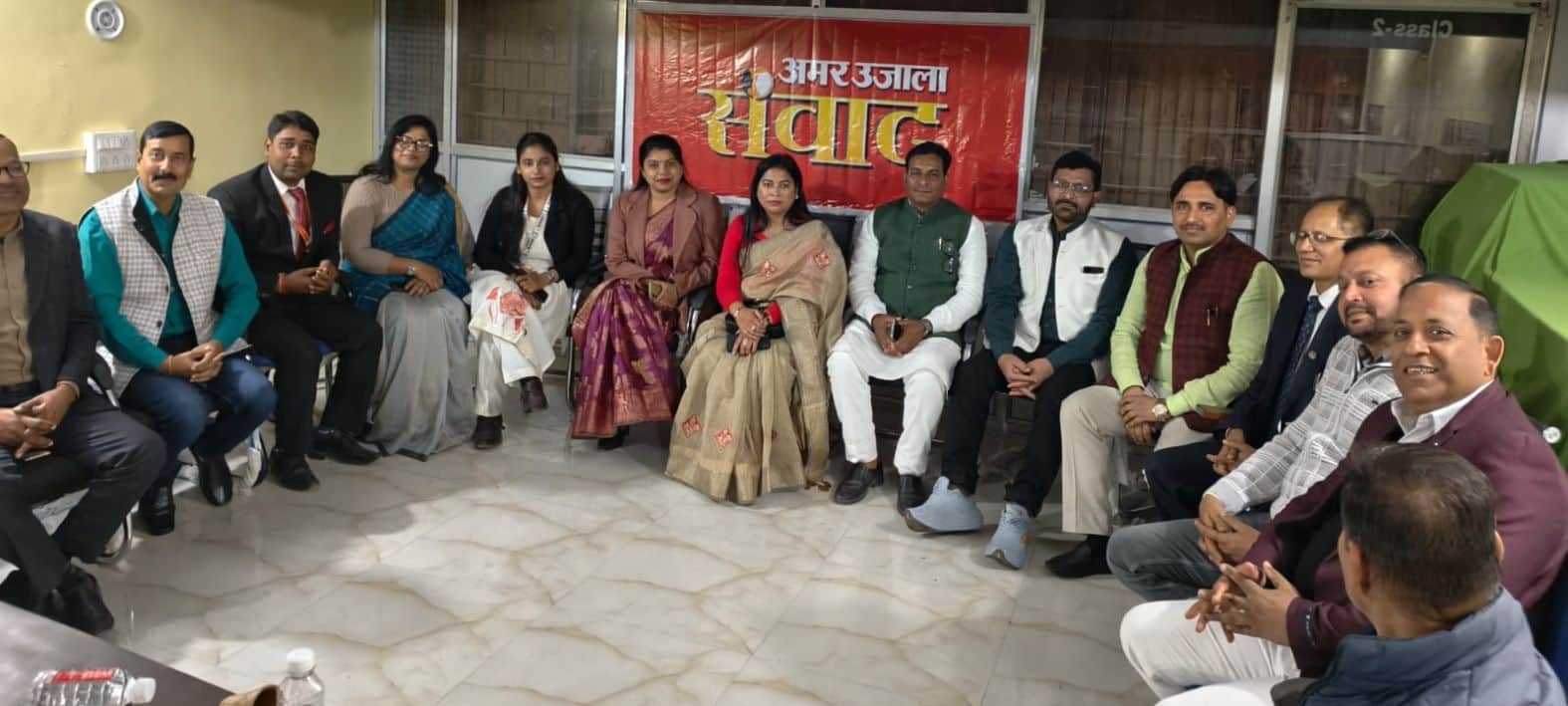  संवाद न्यूज एजेंसी कार्यालय में आयोजित अमर उजाला संवाद कार्यक्रम में शामिल शिक्षक। संवाद