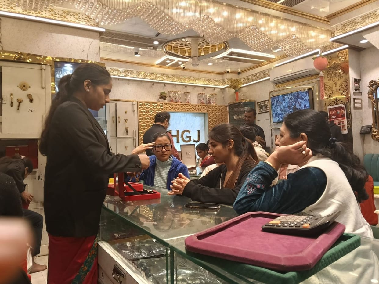 Silver prices rose by Rs 62,000 in 20 days, crossing Rs 3 lakh.