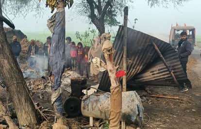 Siddharthnagar News: Fire breaks out in auto parts shop, goods worth lakhs burntSiddharthnagar News: Fire breaks out in auto parts shop, goods worth lakhs burnt