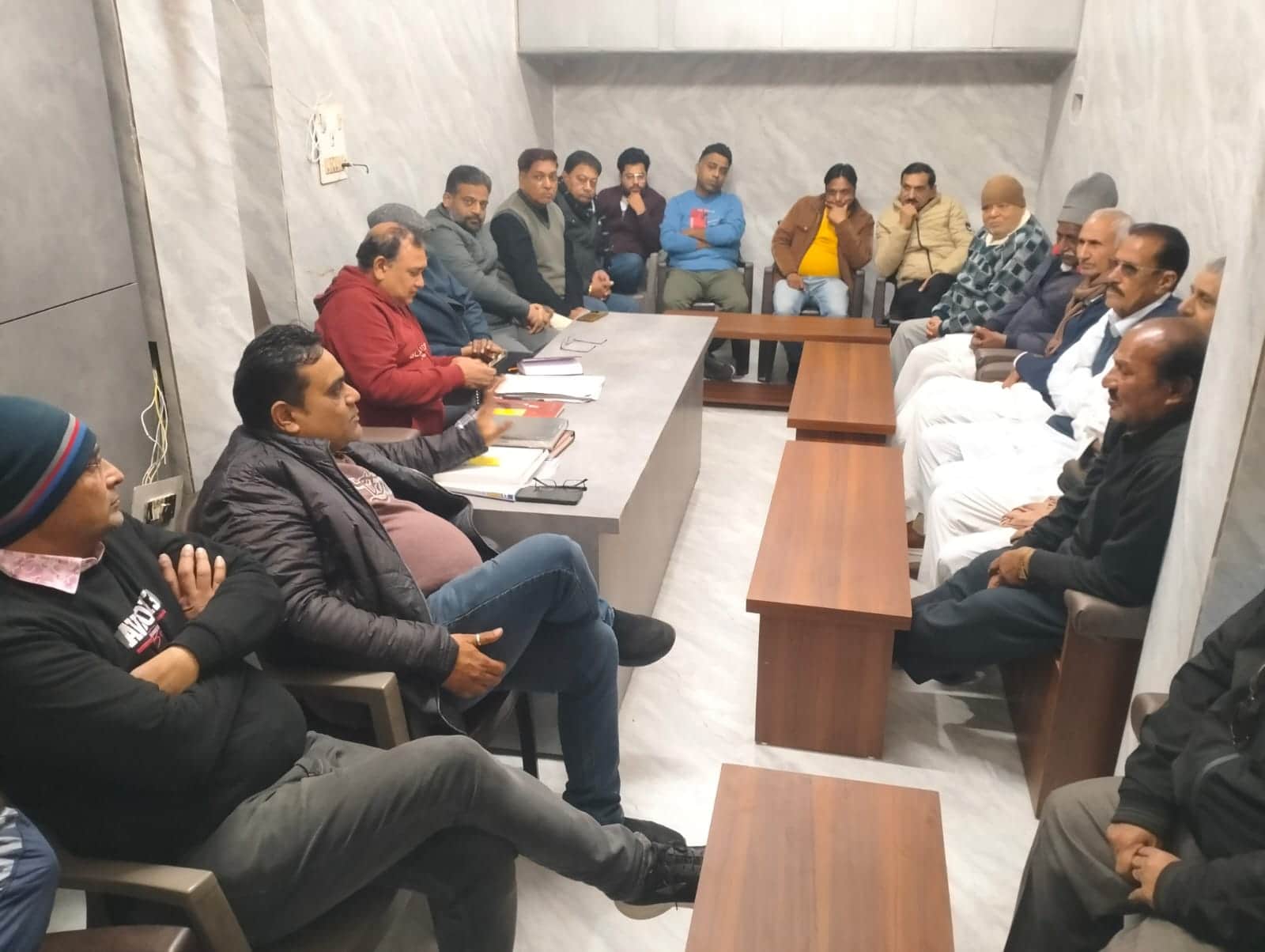 श्री हनुमान मंदिर चेरिटेबल ट्रस्ट के सदस्य बैठक करते हुए। ट्रस्ट