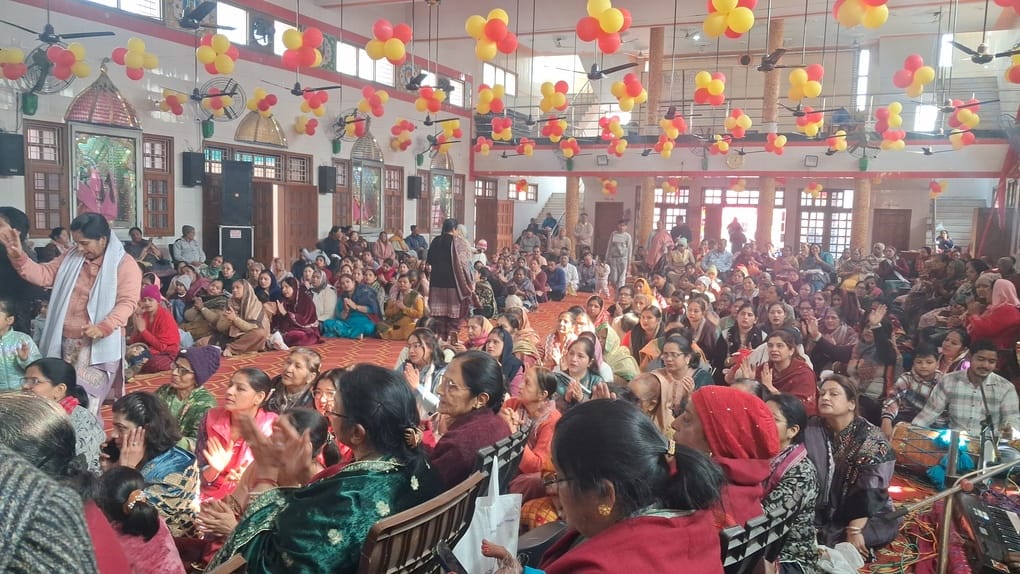 A large crowd gathered to celebrate Baba Lal Dayal's birthday