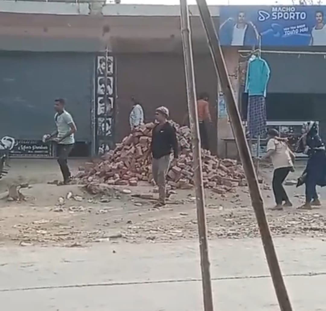 A land dispute led to clashes between two groups involving throwing bricks and stones, and blocking the road