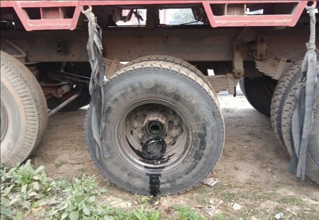 Man caught stealing tyres and parts from crashed truck