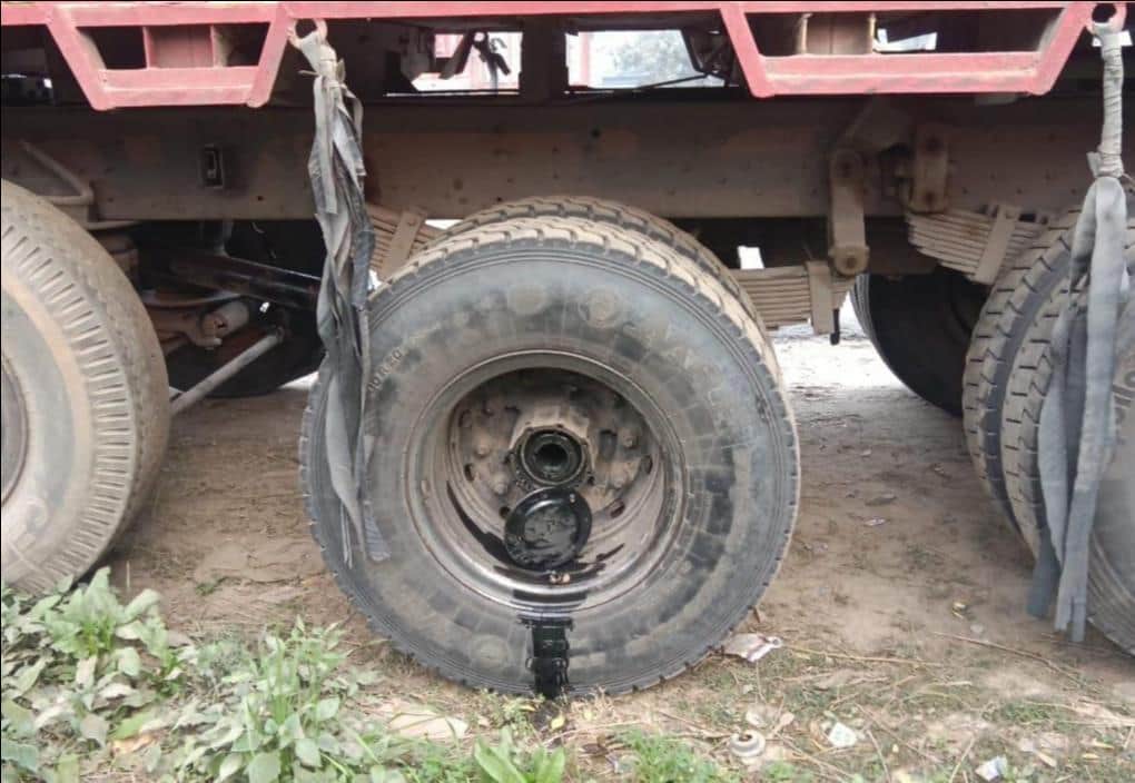 ट्रक से चोरी हुए पार्ट्स। संवाद