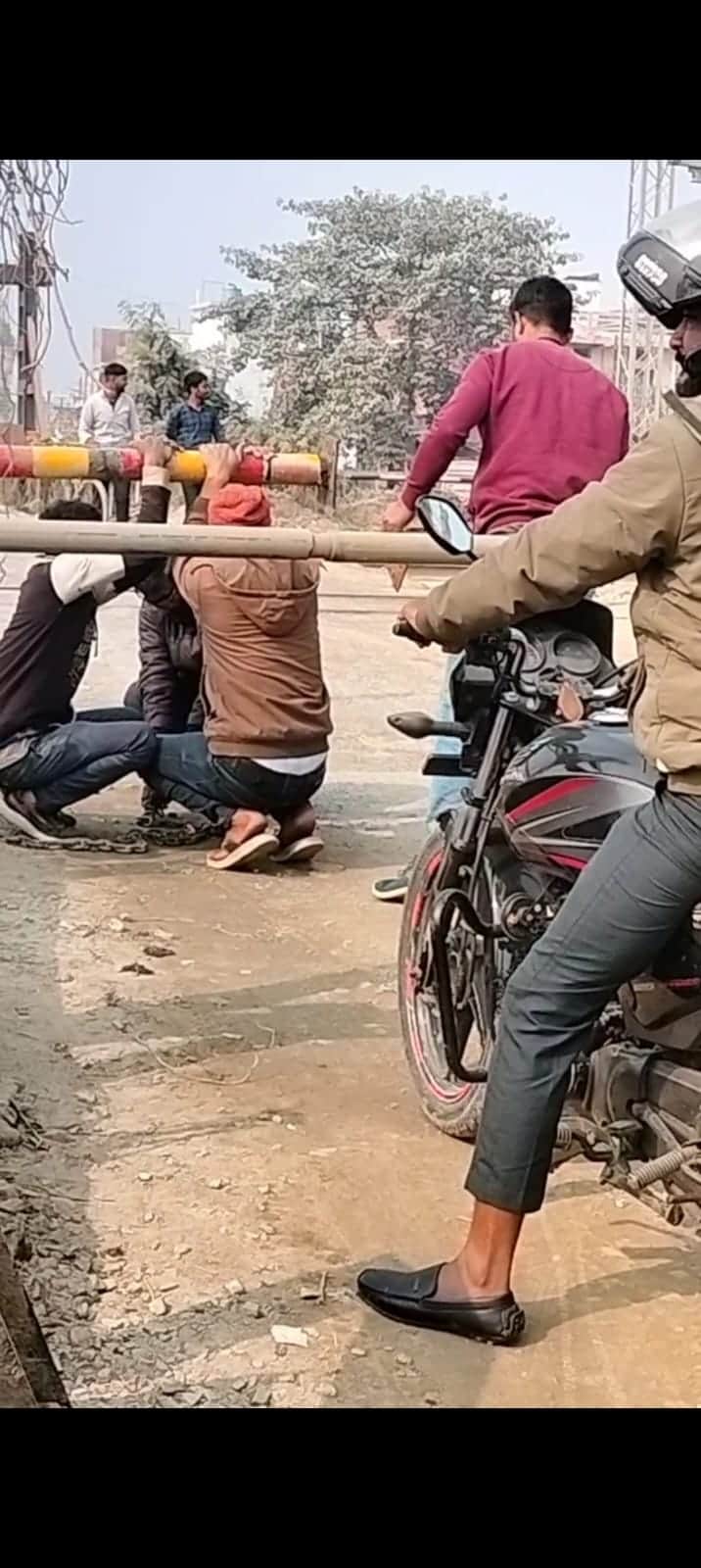 टूटे हुए ढाले के बूम को ठीक करते रेलकर्मी