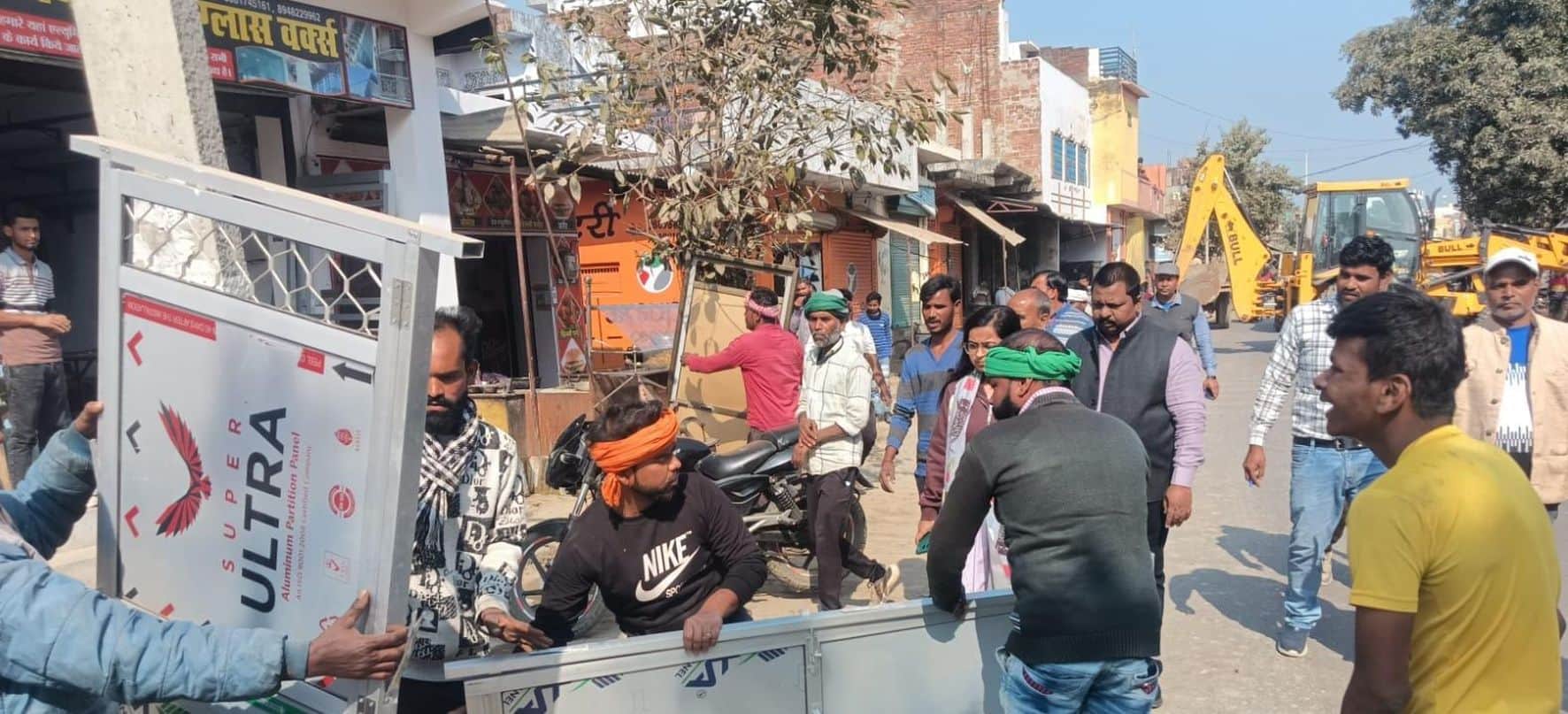 दरियाबाद नगर पंचायत में अतिक्रमण हटवाती ईओ शीलू अवस्थी।