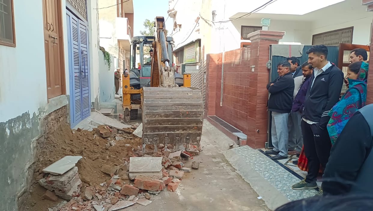 The city council took cognizance of complaints of encroachment, yellow paw was used on the platforms