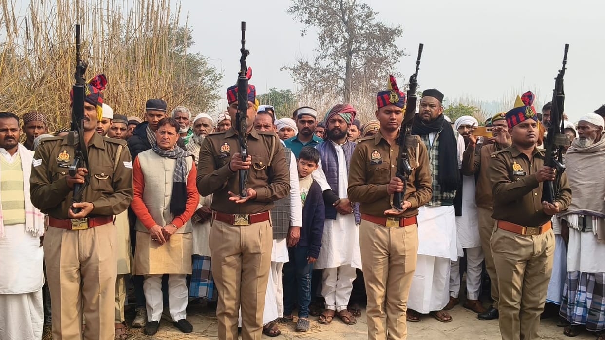 The body of the sub-inspector posted in Fatehpur arrived, and police officers paid their respects.