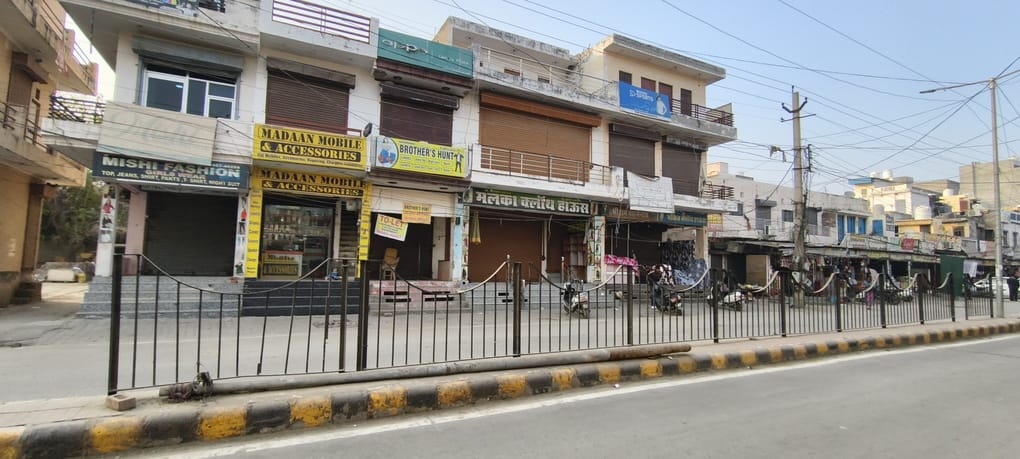 In Patel Nagar, shopkeepers were threatened with death with a knife; traders surrounded the PLA police post.