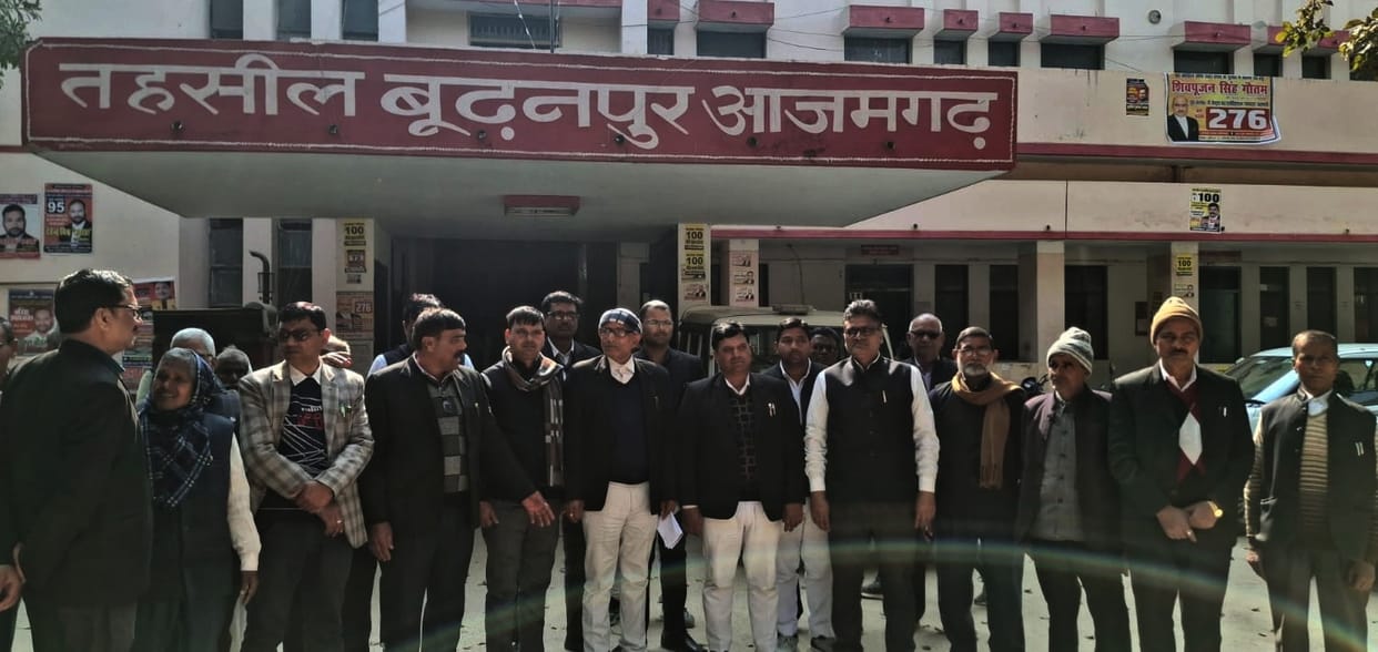 Lawyers protest against the police in opposition to the filing of an FIR against their female colleague.