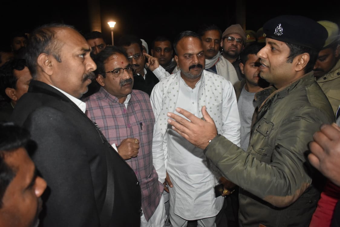 Deputy Chief Minister reached Circuit House, BJP workers had an altercation with the police.