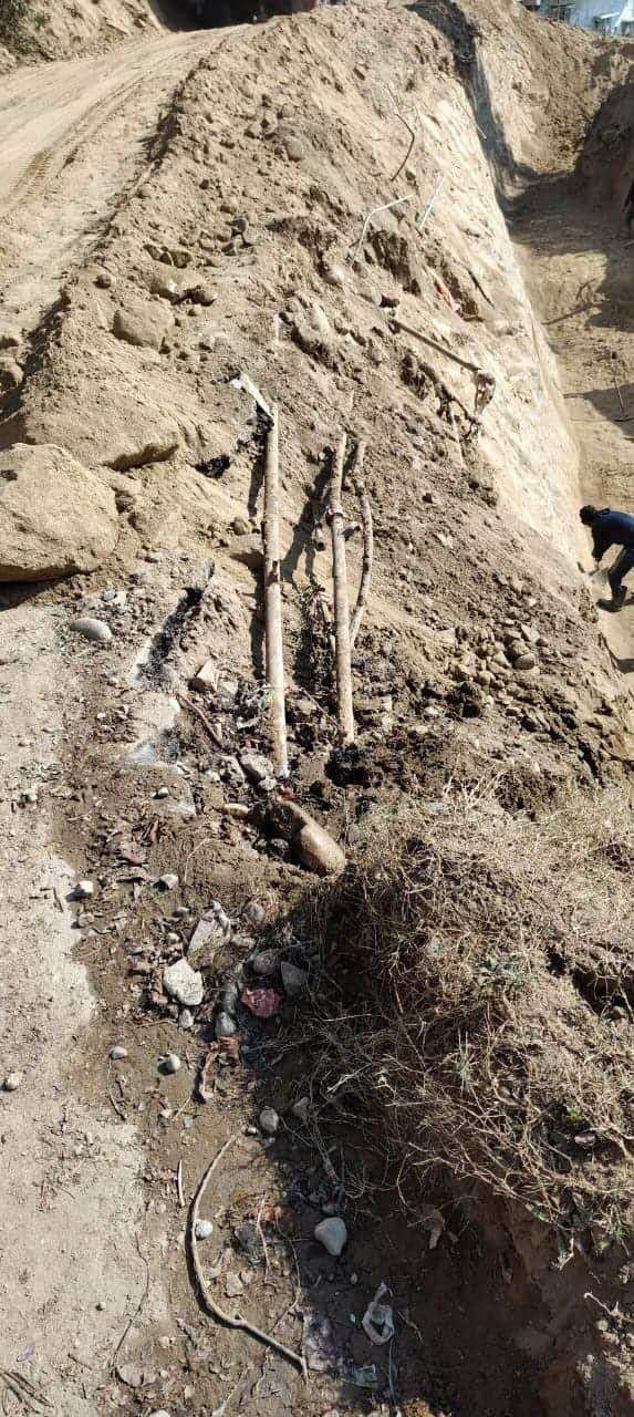 अणु में खोदी गई सड़क। स्रोत : जागरूक पाठक