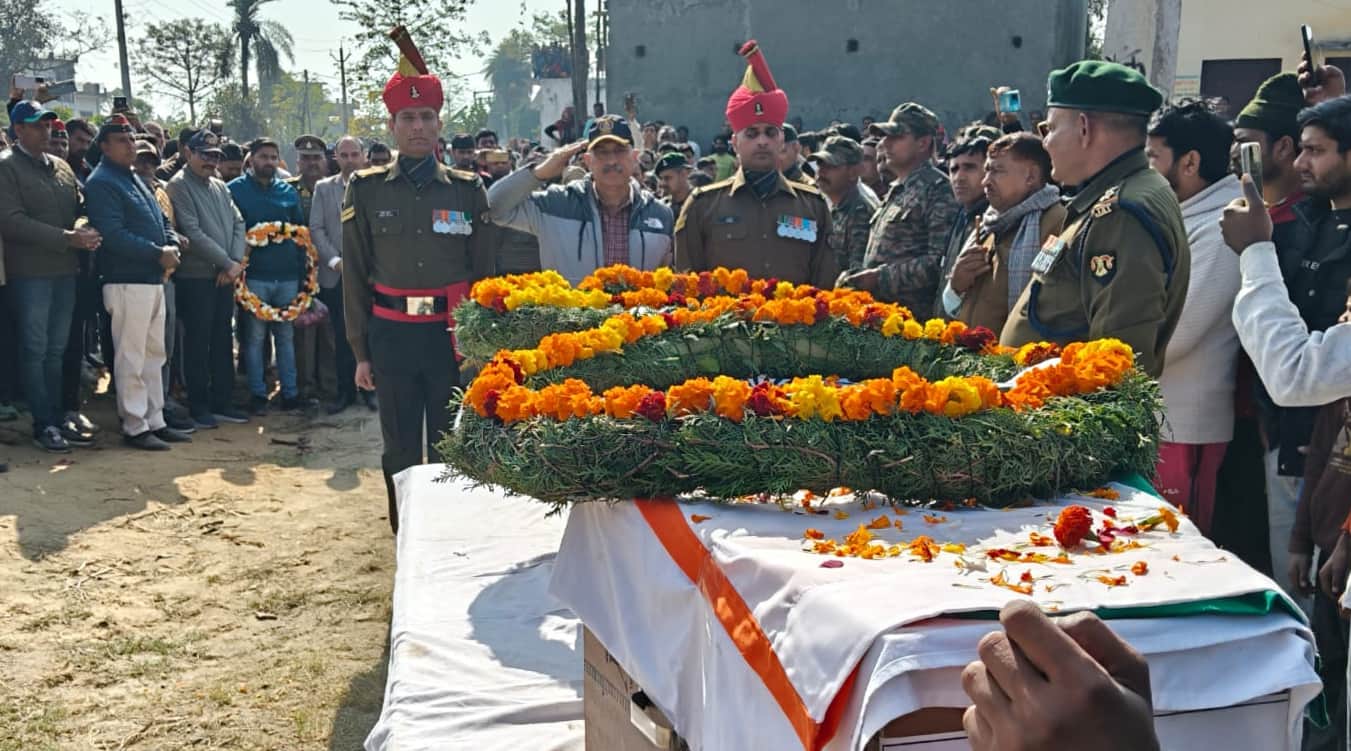 बिजनौर के रुकनपुर में शहीद सिपाही शिवम कुमार सलामी देते जाट रेजीमेंट के अधिकारी। स्रोत ग्रामीण