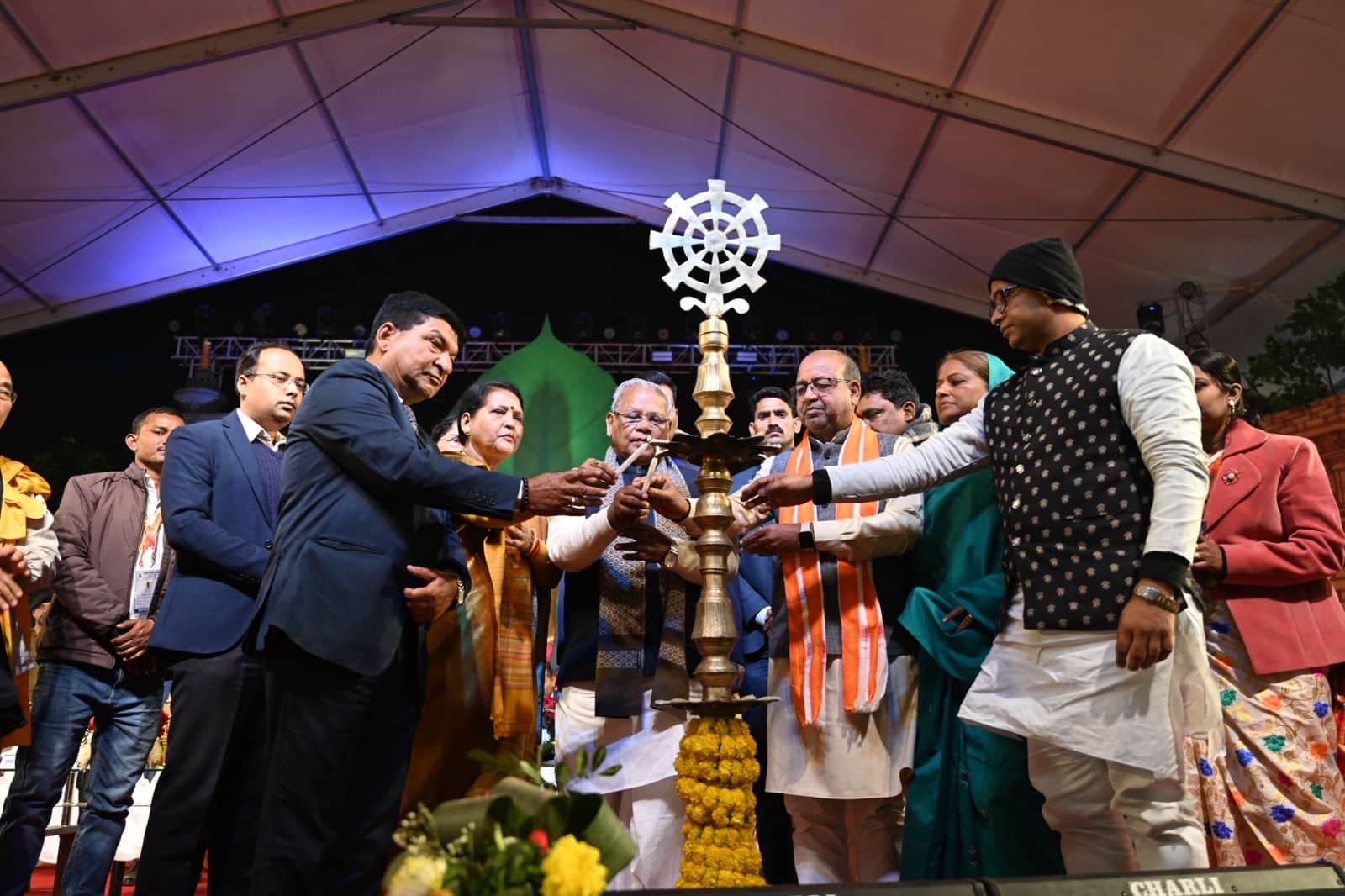 बोधगया के कालचक्र मैदान में आयोजित बौद्ध महोत्सव का उद्घाटन करते केंद्रीय मंत्री जीतन राम मांझी