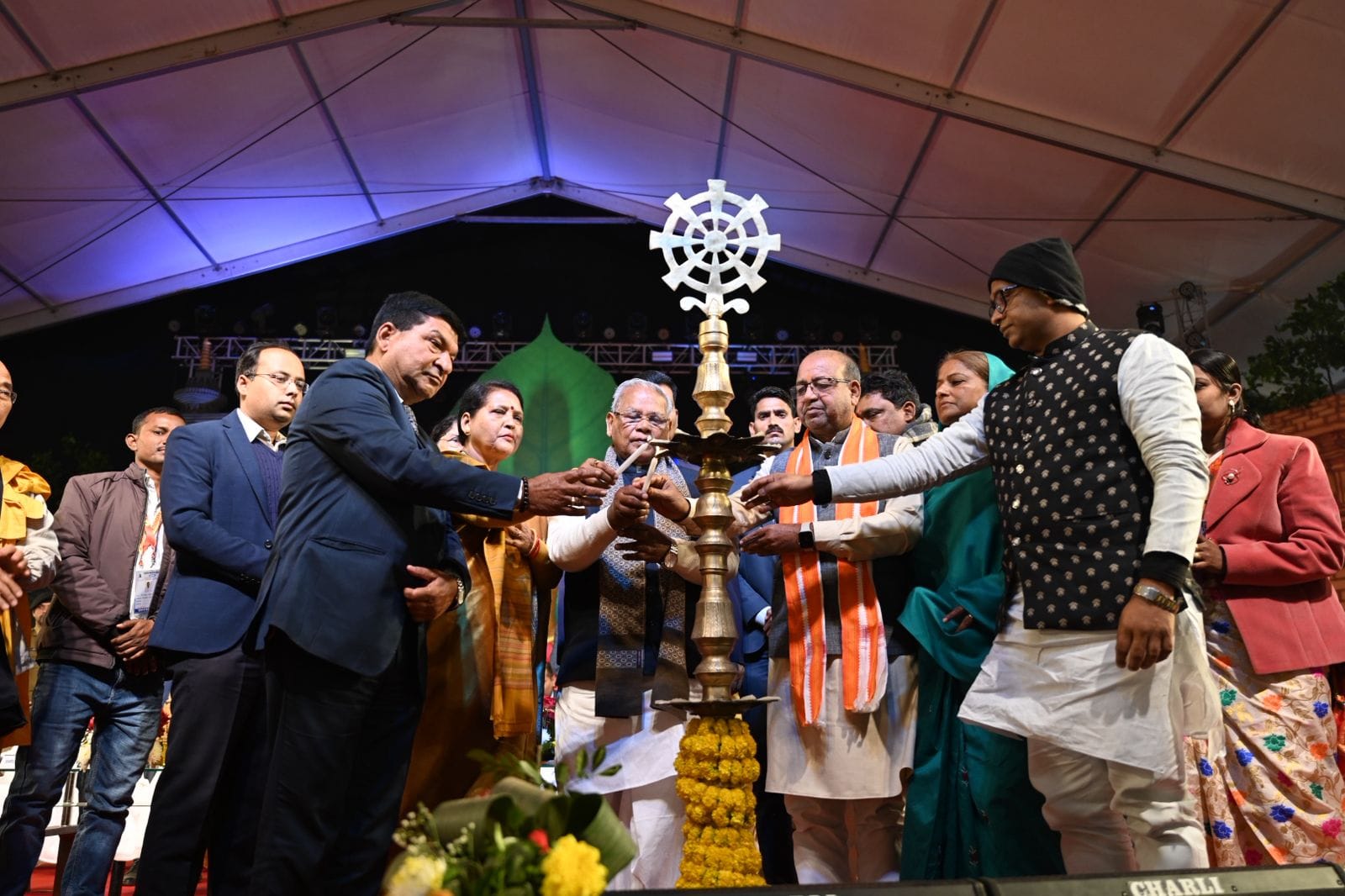 बोधगया के कालचक्र मैदान में आयोजित बौद्ध महोत्सव का उद्घाटन करते केंद्रीय मंत्री जीतन राम मांझी