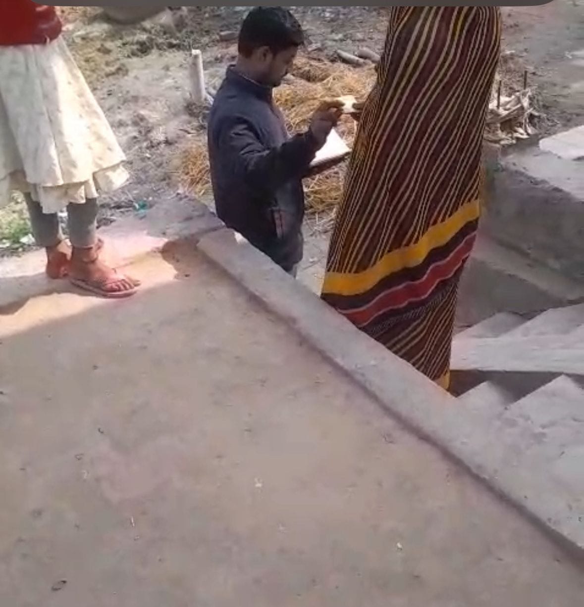 डाटा ऑपरेटर लाभुकों से पैसे लेते बीडीओ वायरल