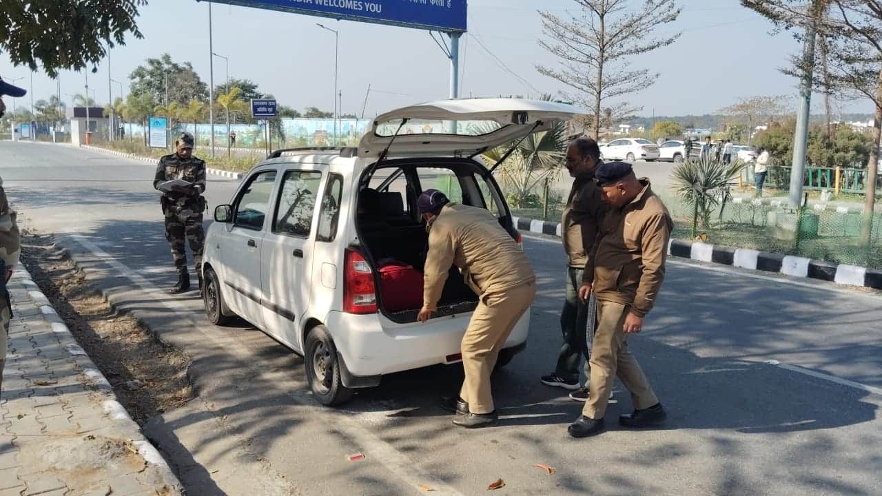 एयरपोर्ट पर वाहनों की तलाशी लेती पुलिस और सीआईएसएफ जवान: संवाद