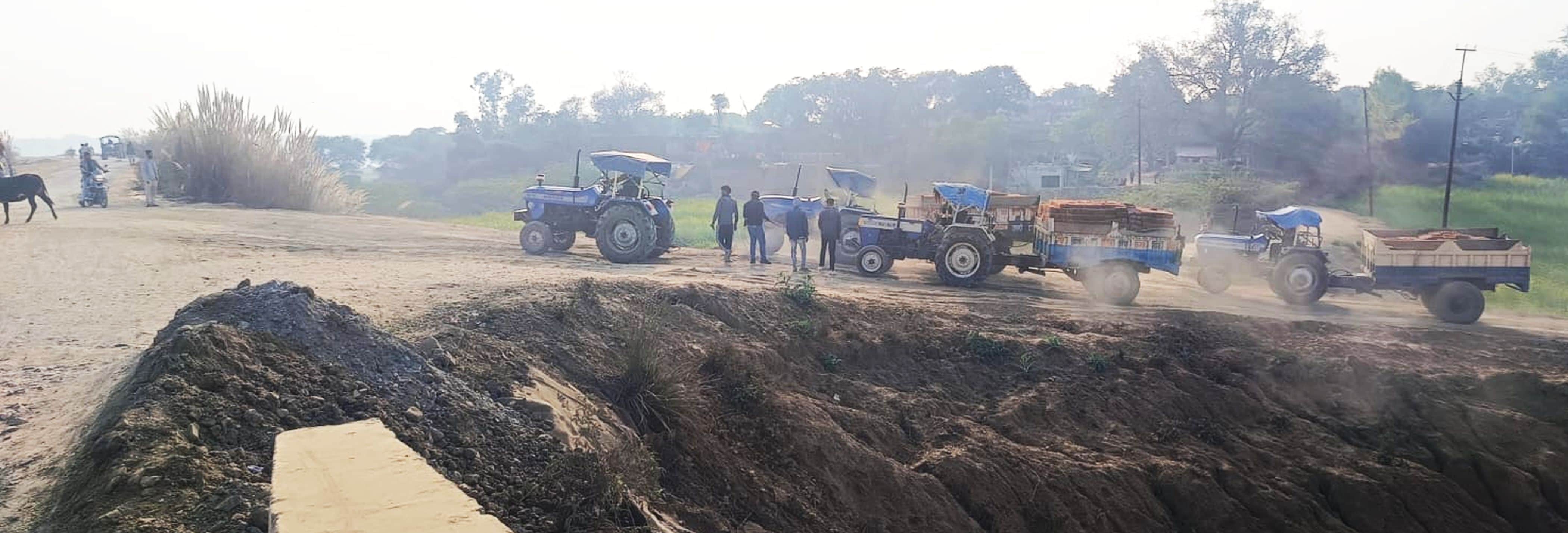 फोटो-02-वैकल्पिक रास्ते पर वसूली करते लोग। संवाद